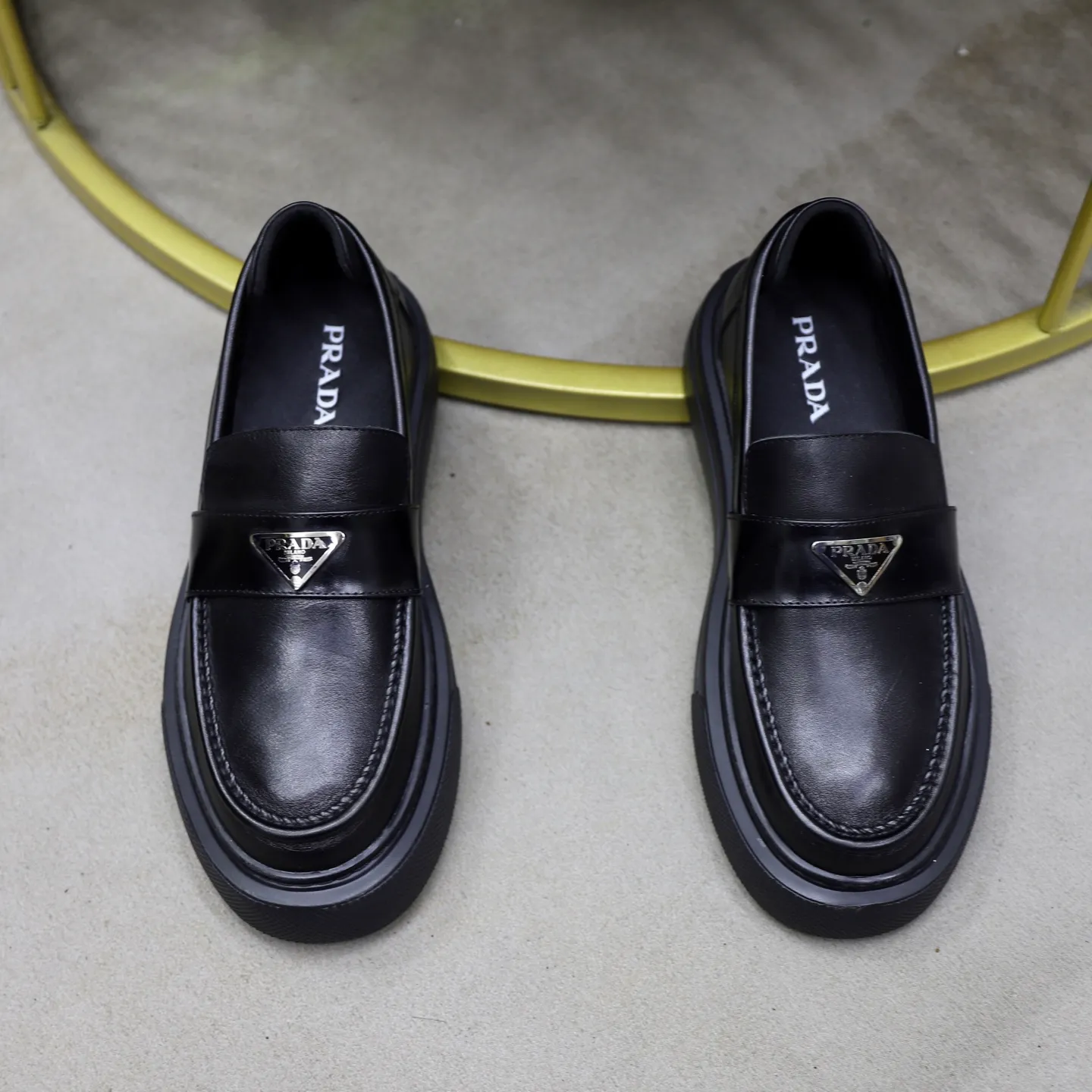 Ex-factory price: 500💰🙅‍♂️🙅‍♂️🙅‍♂️ Brand: PRADA Standard code: Men's code 38-44 (45 can be customized) Grade: Same style as the official website Original order quality Material: Original cowhide surface Comfortable lining Original outsole Style category: Men's fashionable casual leather shoes Distinguished big-name luxury elements Top luxury Color: Color of the actual picture